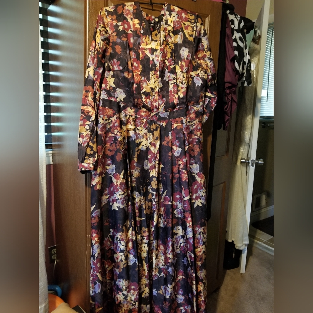 New Annah Hariri  Dark Floral Long Sleeve Dress